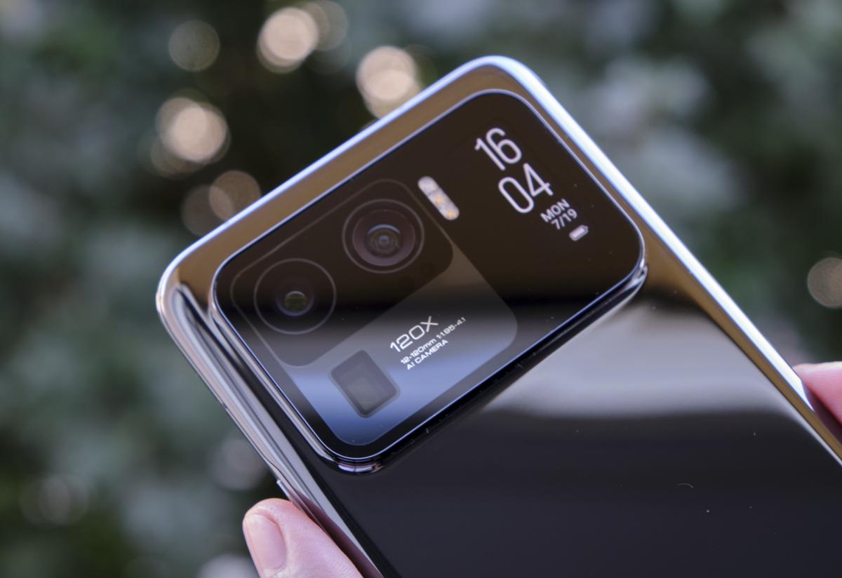 Xiaomi 11 Ultra оснащувався невеликим AMOLED-дисплеєм 1,1 дюйса на задній кришці / фото Xiaomi