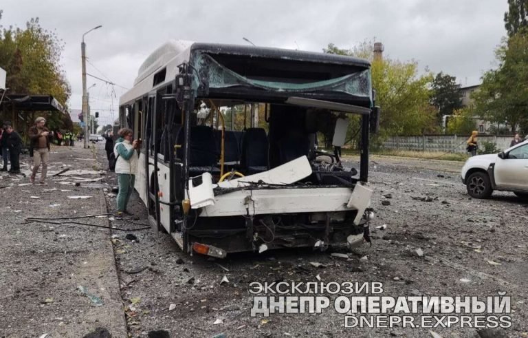 Розбитий транспорт та величезні вирви: як виглядає Дніпро після ракетного удару