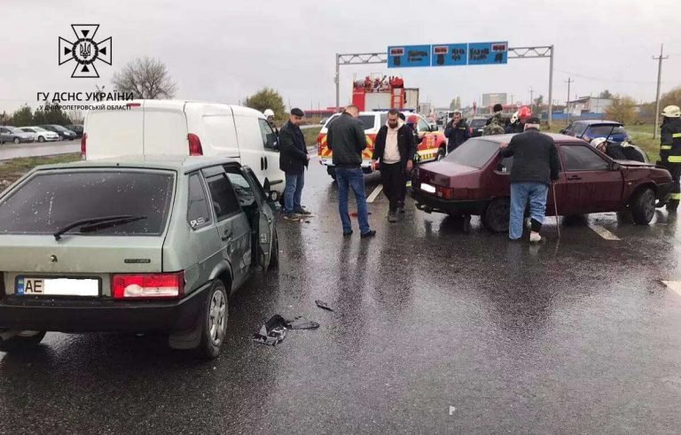 Під Дніпром три легковики потрапили у ДТП: є постраждалі