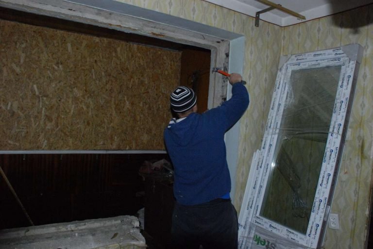 Нові вікна і дах: Дніпро продовжує відновлюватися після ракетних ударів рф