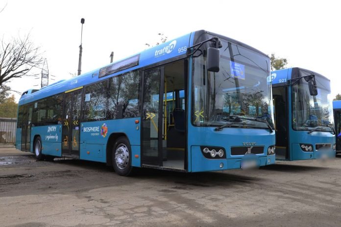 «Відбудуємо Дніпро разом»: Філатов показав автобуси, які передали підприємці, і закликав бізнес допомагати місту