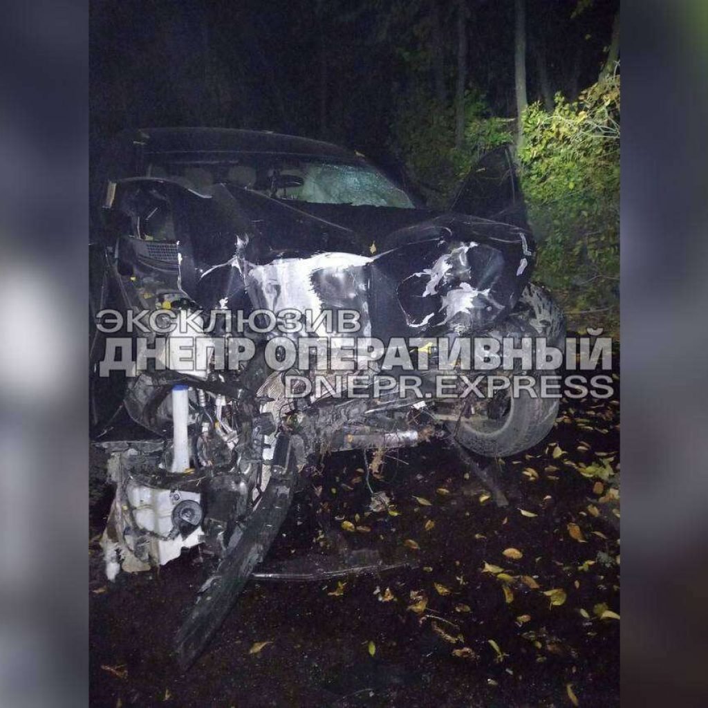 На в’їзді у Дніпро Hyundai врізався у електроопору: постраждав водій