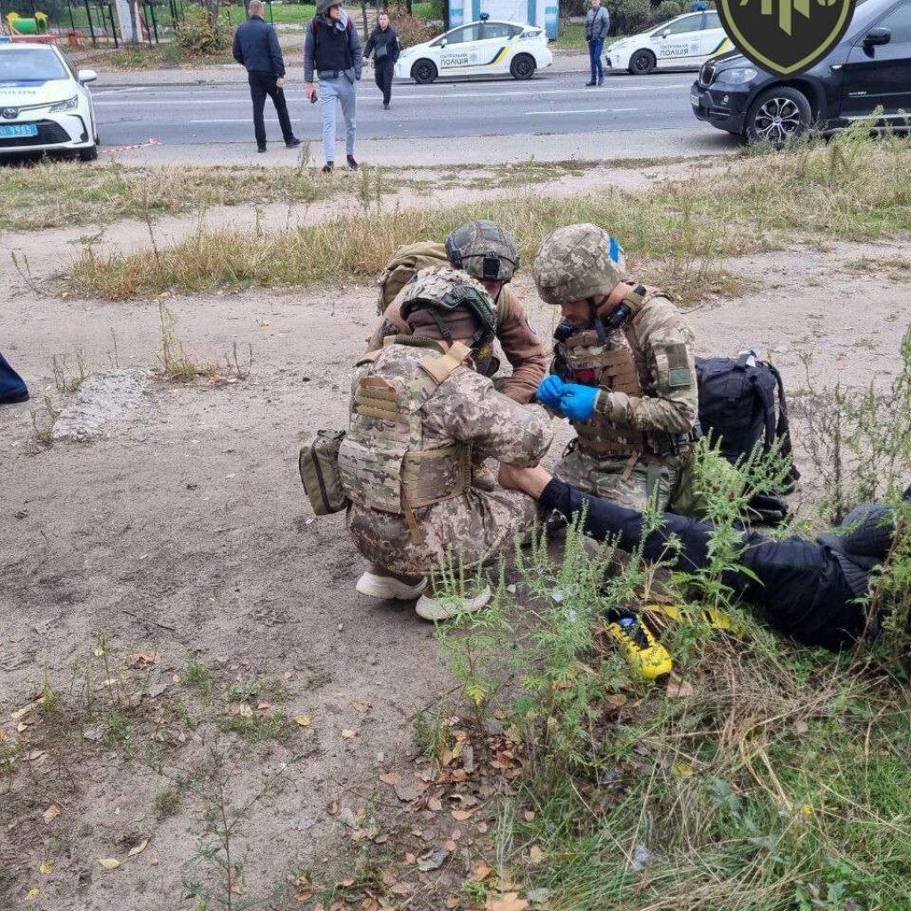 Парамедики Дніпровської тероборони допомогли постраждалим від масового обстрілу РФ