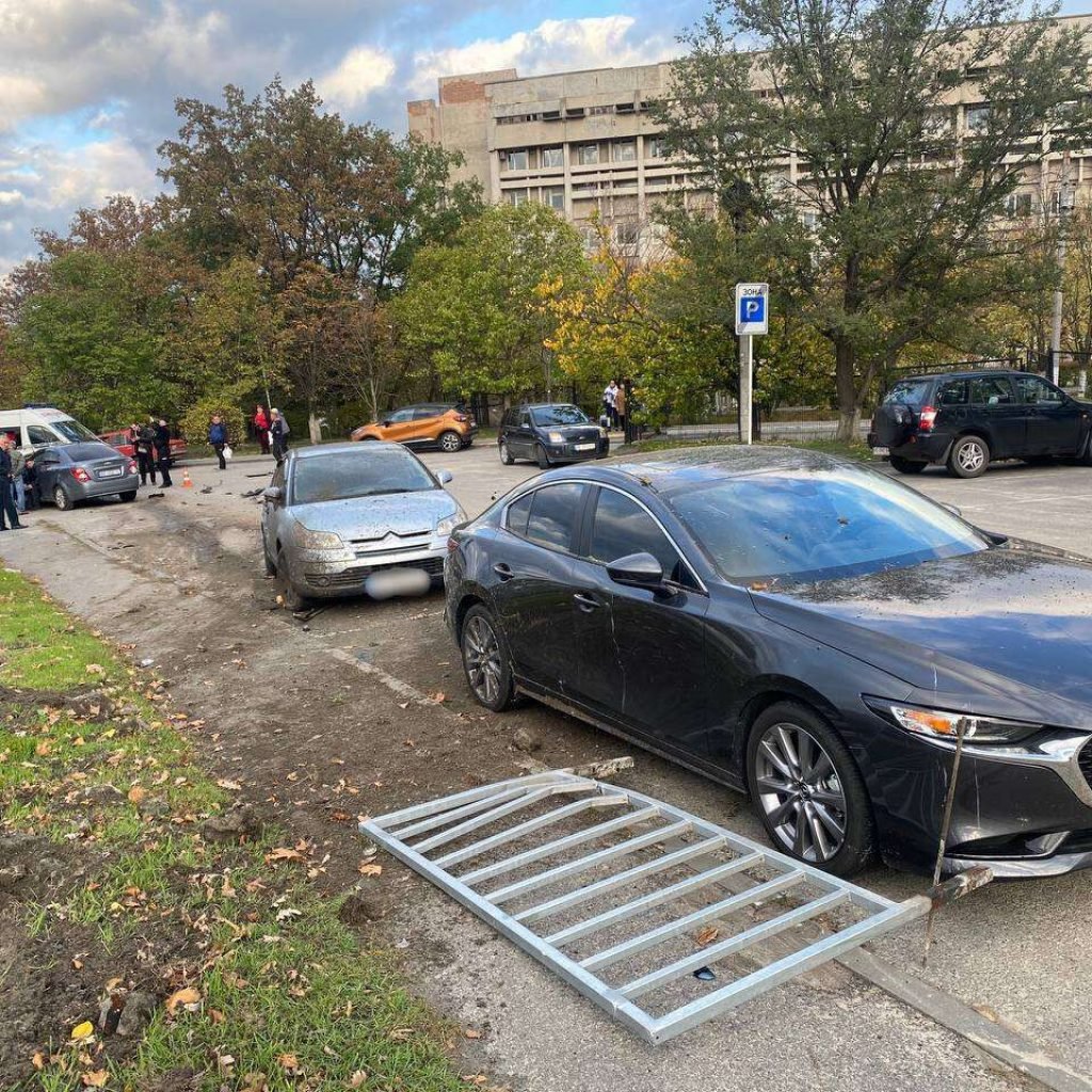 У Дніпрі Chevrolet протаранив припарковані автівки: постраждала жінка