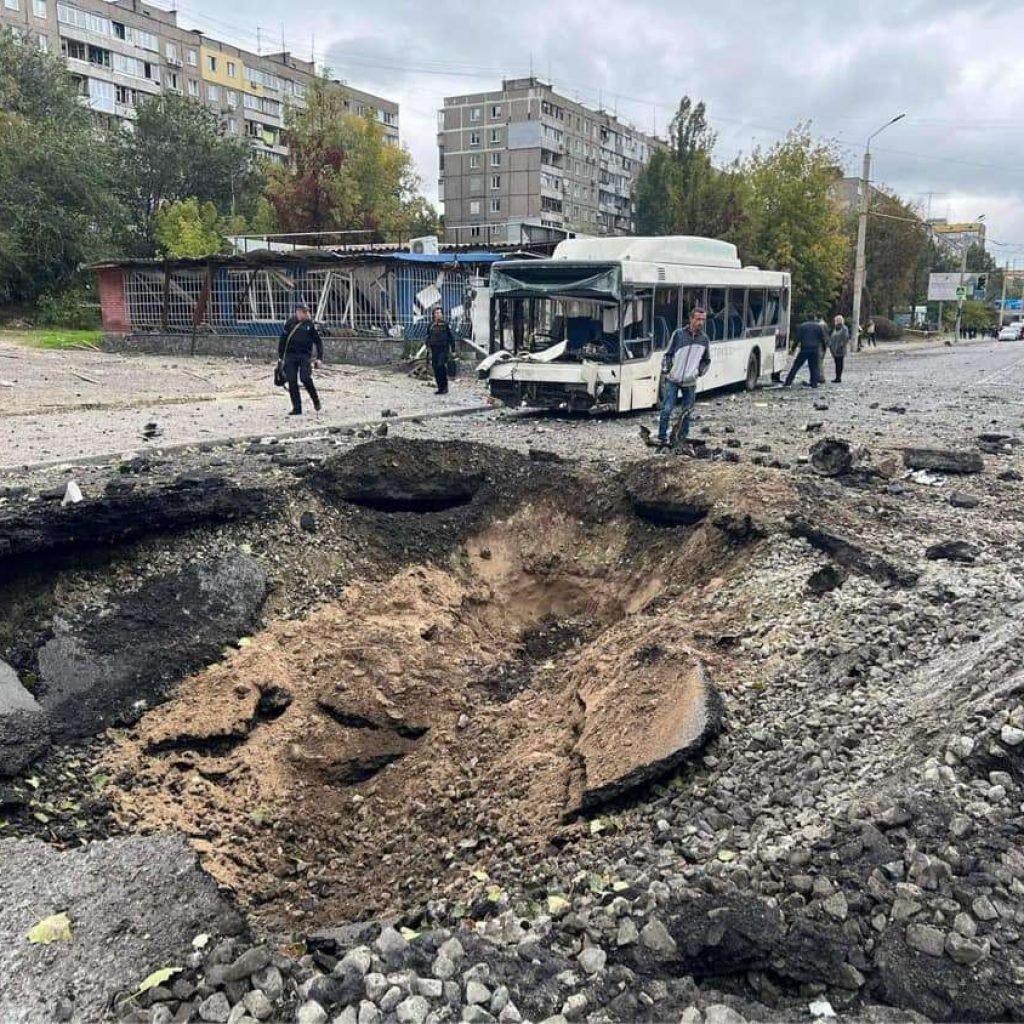 У Дніпрі ракета вибухнула за п’ять метрів від автобуса з людьми