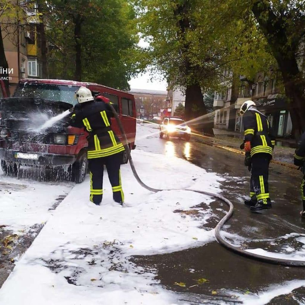 У Дніпропетровській області спалахнув мікроавтобус