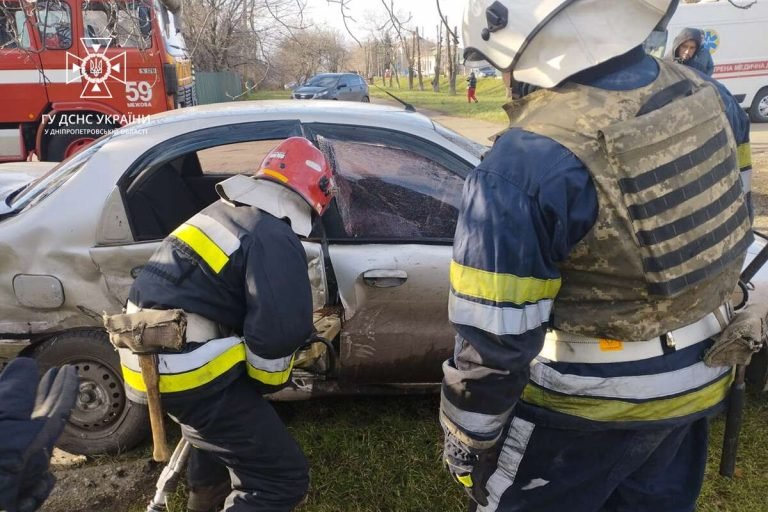 У Дніпропетровській області в ДТП постраждали троє людей, жінку затисло в машині
