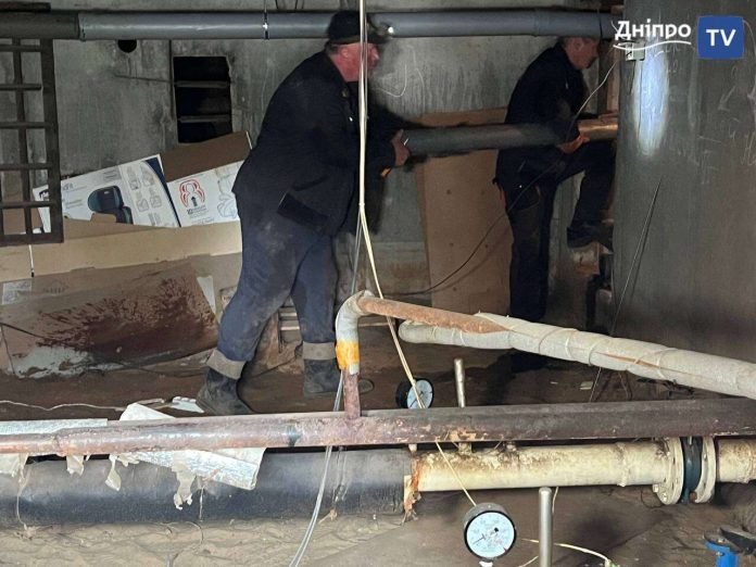 У будинку, що постраждав від ракетного удару на Перемозі у Дніпрі, замінюють каналізаційну систему