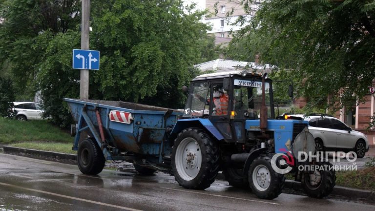 Дощі більше не страшні: у Дніпрі комунальники очищують зливову каналізацію