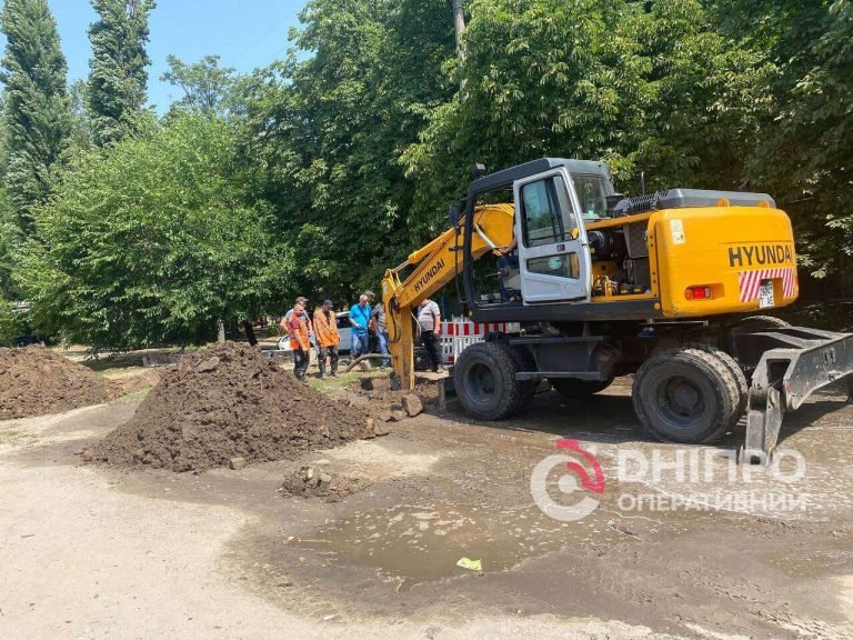 На лівому березі Дніпра проводять аварійний ремонт водогону: відео