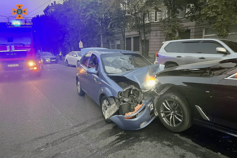 У Дніпрі на Січеславській Набережній зіткнулися BMW та Chevrolet, серед постраждалих є дитина: відео моменту