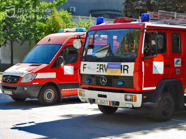 Дніпро передав ДСНС пожежну машину та спецавтівку для порятунку тварин, отримані від Кельна