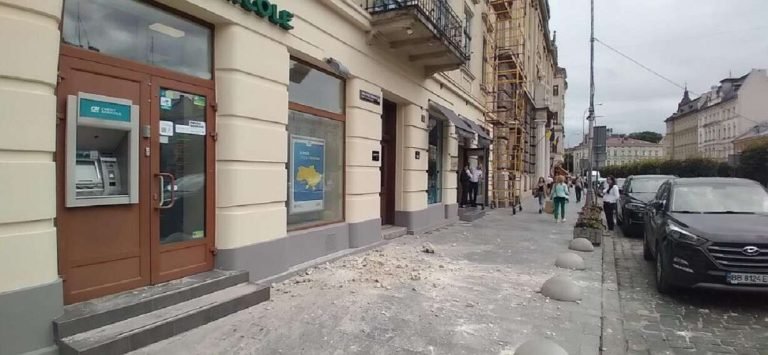 У центрі Львова обвалюється фасад будинку: фото