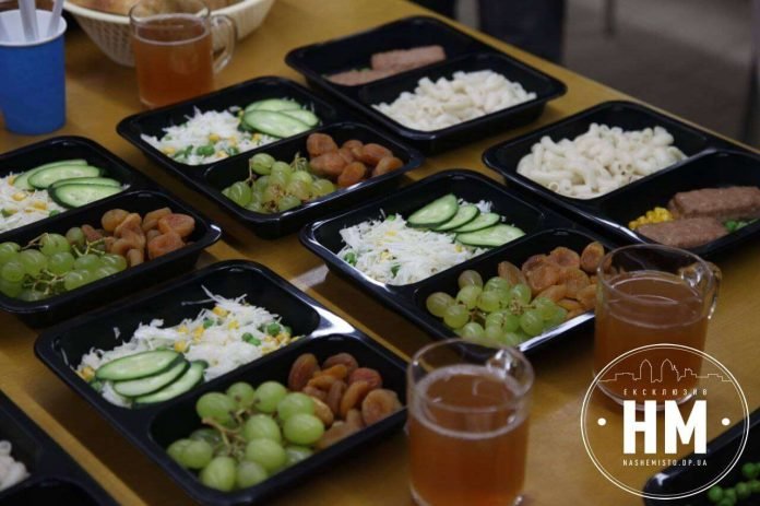 Шкільні обіди у Дніпрі вдосконалили: як змінилося меню