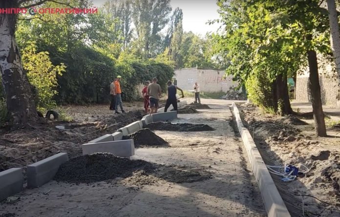 У Дніпрі на Котляревського відновлюють вщент розбиту дорогу: відео