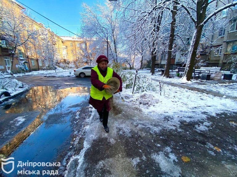 Двірники Дніпра впорались з першим снігом на 100 %