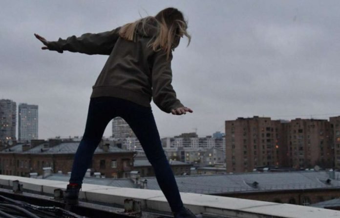 У Кам’янському 11-річна дівчинка хотіла стрибнути з даху багатоповерхівки
