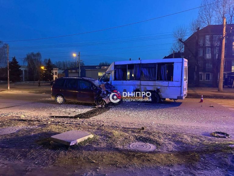 У Дніпрі автомобіль влетів у маршрутку з пасажирами: 7 людей постраждали