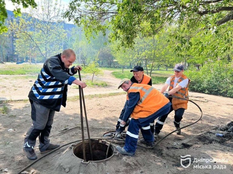Комунальники ліквідовують засмічення каналізації у багатоповерхівках Дніпра: де зараз проводяться роботи
