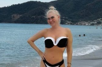 Відпочинок у Греції: Катерина Бужинська у чорно-білому купальнику показала свою струнку фігуру