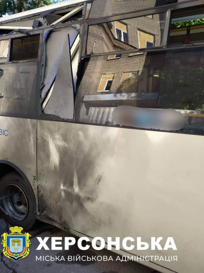 Росіяни атакували автобус в Херсоні: 5 постраждалих