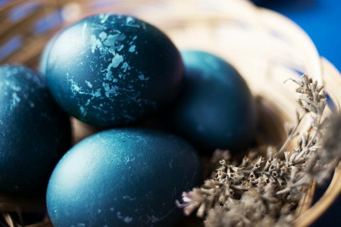 Чим краще фарбувати яйця до Великодня: правда про барвники, про які одиниці знають, та як отримати колір без небажаної хімії