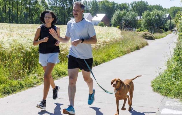 Біль у правому боці у жінок і чоловіків