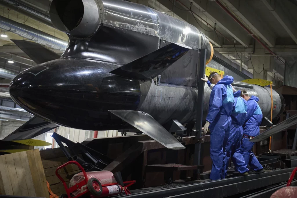 Процес виробництва української крилатої ракети «Фламінго». Серпень 2025. Джерело: Associated Press