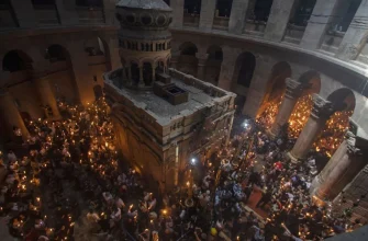 Благодатний вогонь зійшов у храмі Гробу Господнього в Єрусалимі