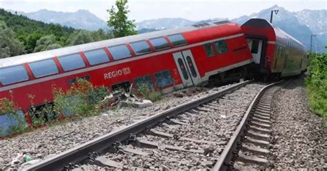 В Германии сошла с рельсов пассажирская электричка: есть потеря и раненые
