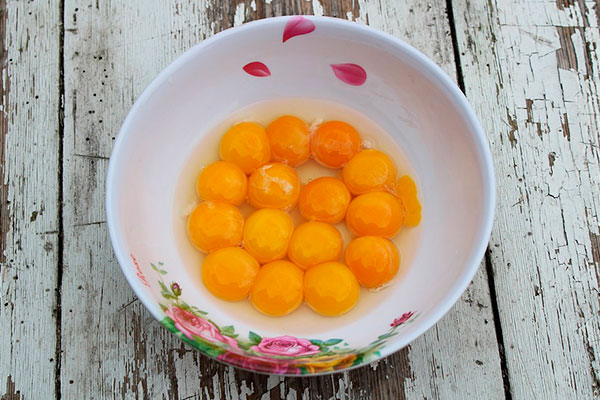 Жовтки перепелиних та курячих яєць